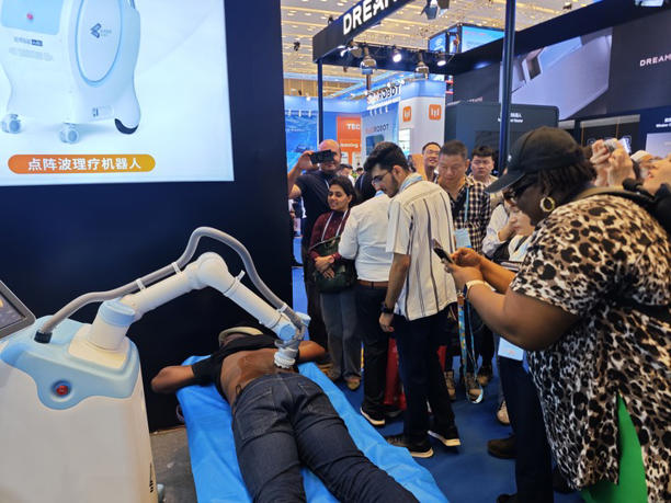 新华全媒+丨探馆广交会：机器人未来能做什么？(图2)